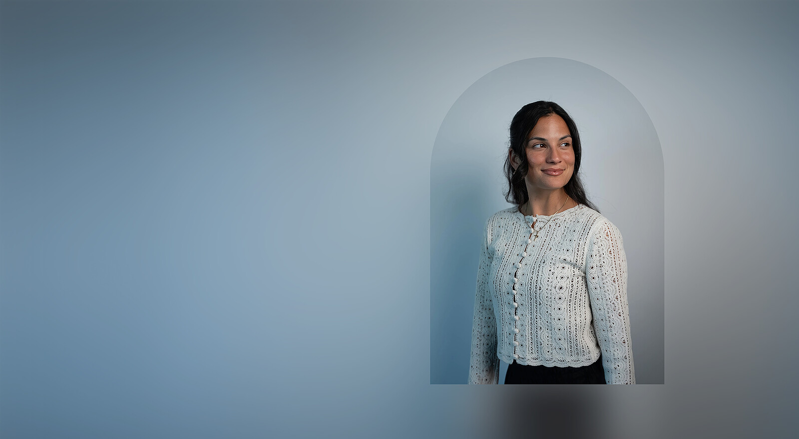 Myranda Farah, debout, souriante, dans une arche